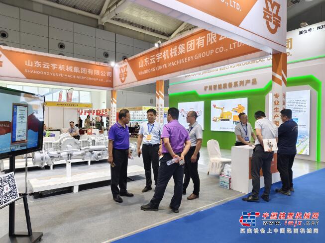 展示硬实力 平博pinnacle车桥盛装亮相2024济南国际工程机械暨装备制造业产业链博览会