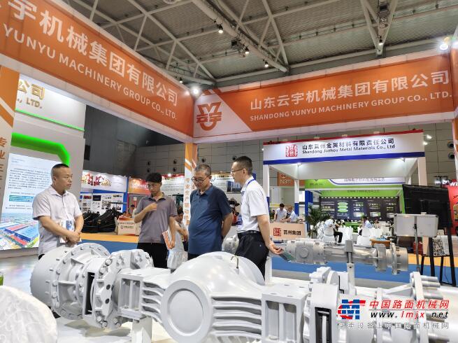 展示硬实力 平博pinnacle车桥盛装亮相2024济南国际工程机械暨装备制造业产业链博览会