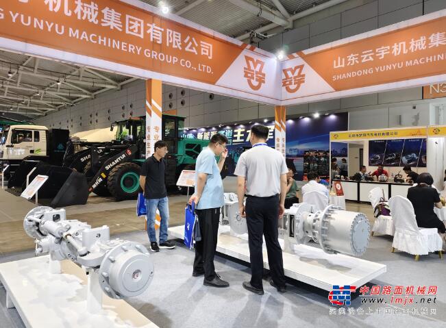 展示硬实力 平博pinnacle车桥盛装亮相2024济南国际工程机械暨装备制造业产业链博览会